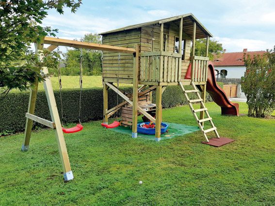 Kinderspielplatz mit Stelzenhaus