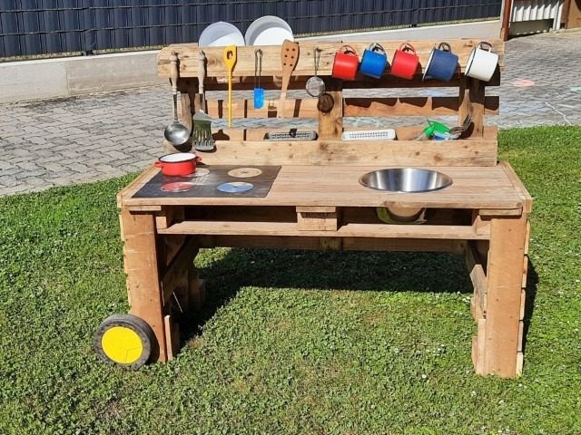 Matschküche aus Holz im Garten